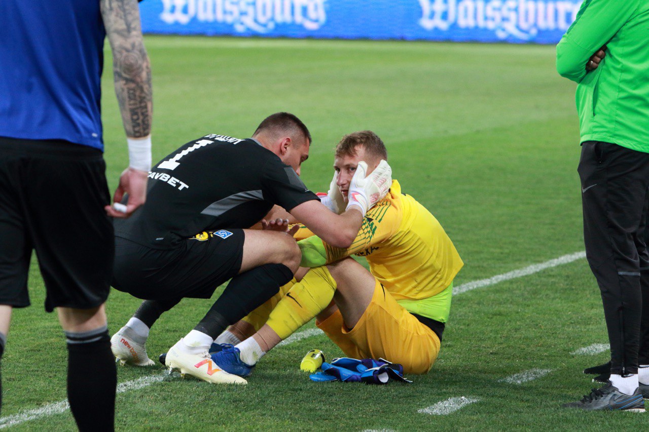 Дмитро Різник в воротарських рукавицях Brave GK офіційний інтернет-магазин Brave GK