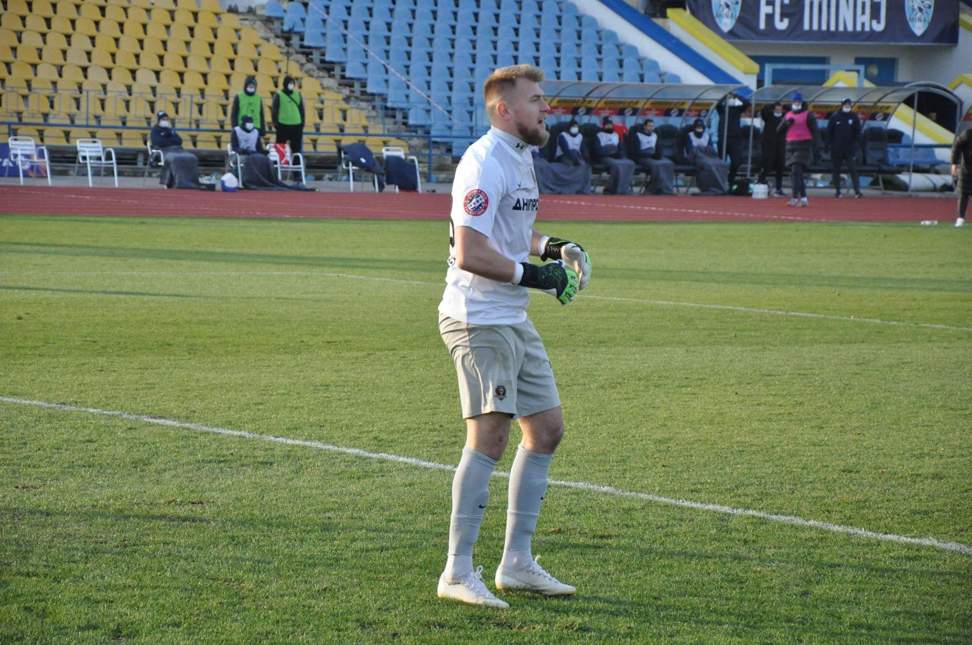 Богдан Сарнавський в перчатках Brave GK Fury Green Paint Drops