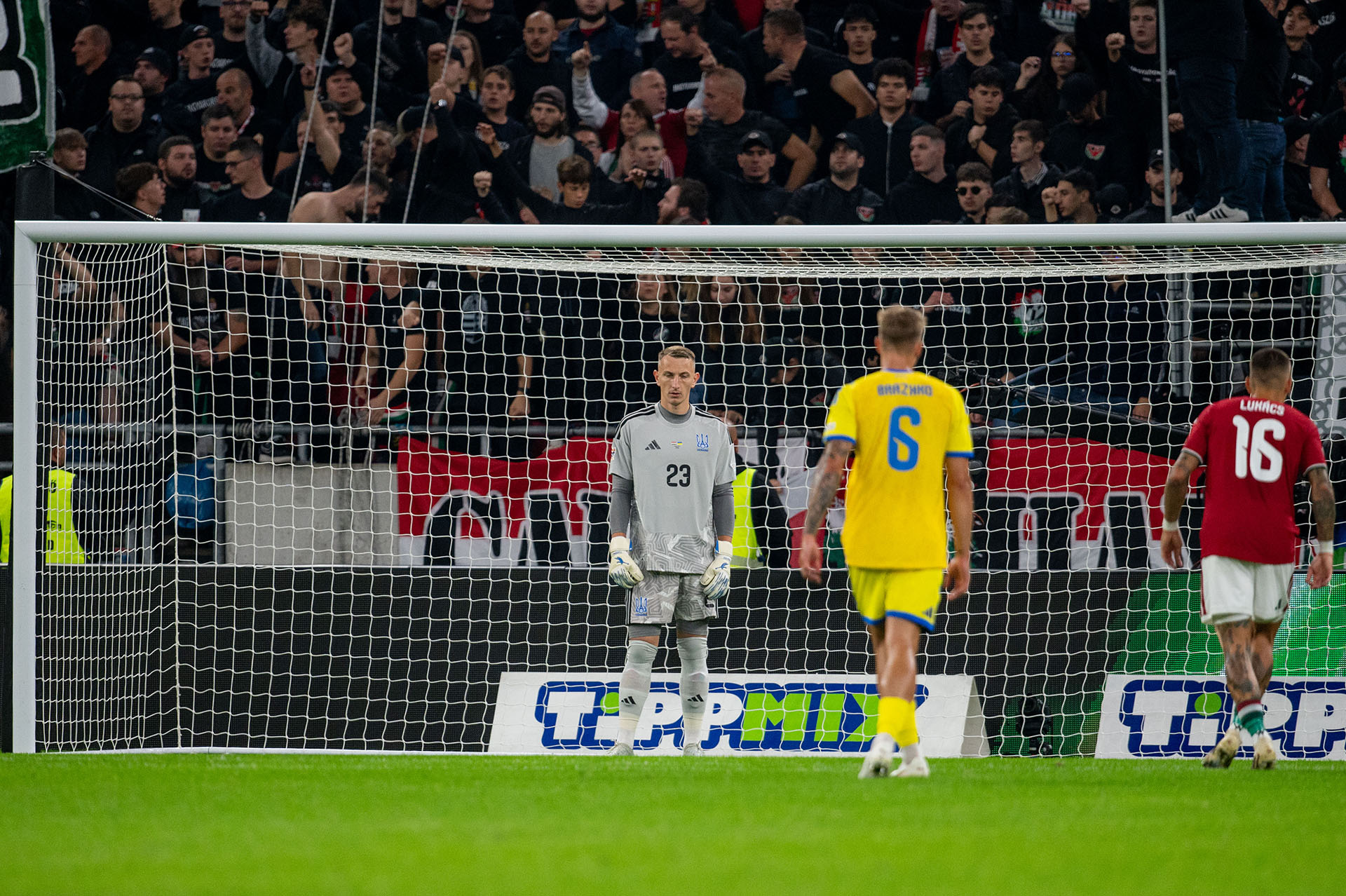 Дмитро Різник вийшов у звичних воротарських рукавицях Brave GK Venom NWB на Матч з Угорщиною - Офіційний інтернет-магазин Brave GK