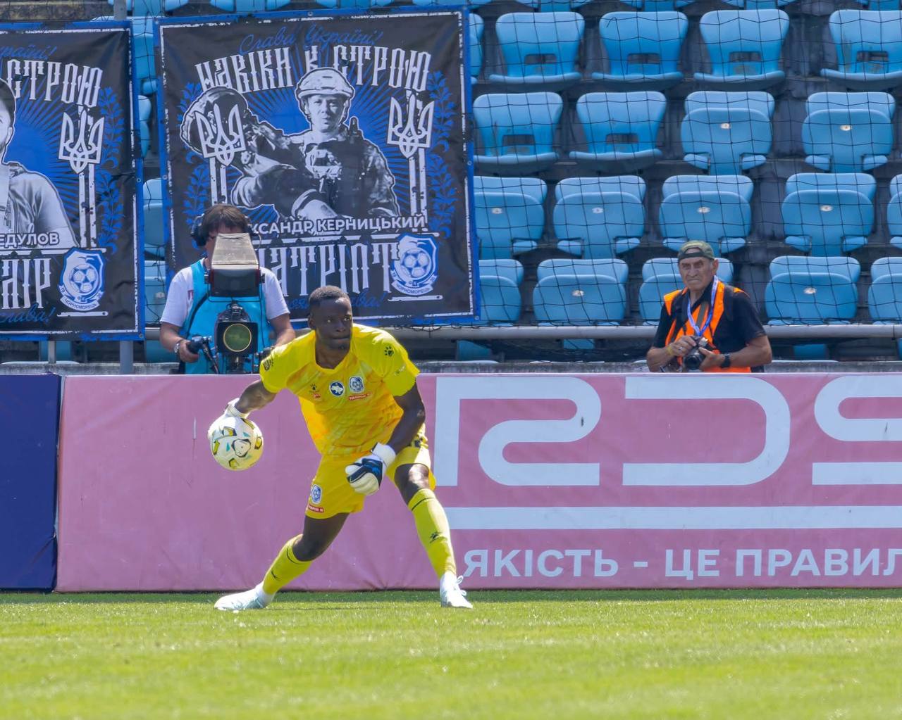 Чіджоке Аніагбосо у воротарських рукавицях Brave GK Skill 2.0 - Офіційний інтернет-магазин Brave GK