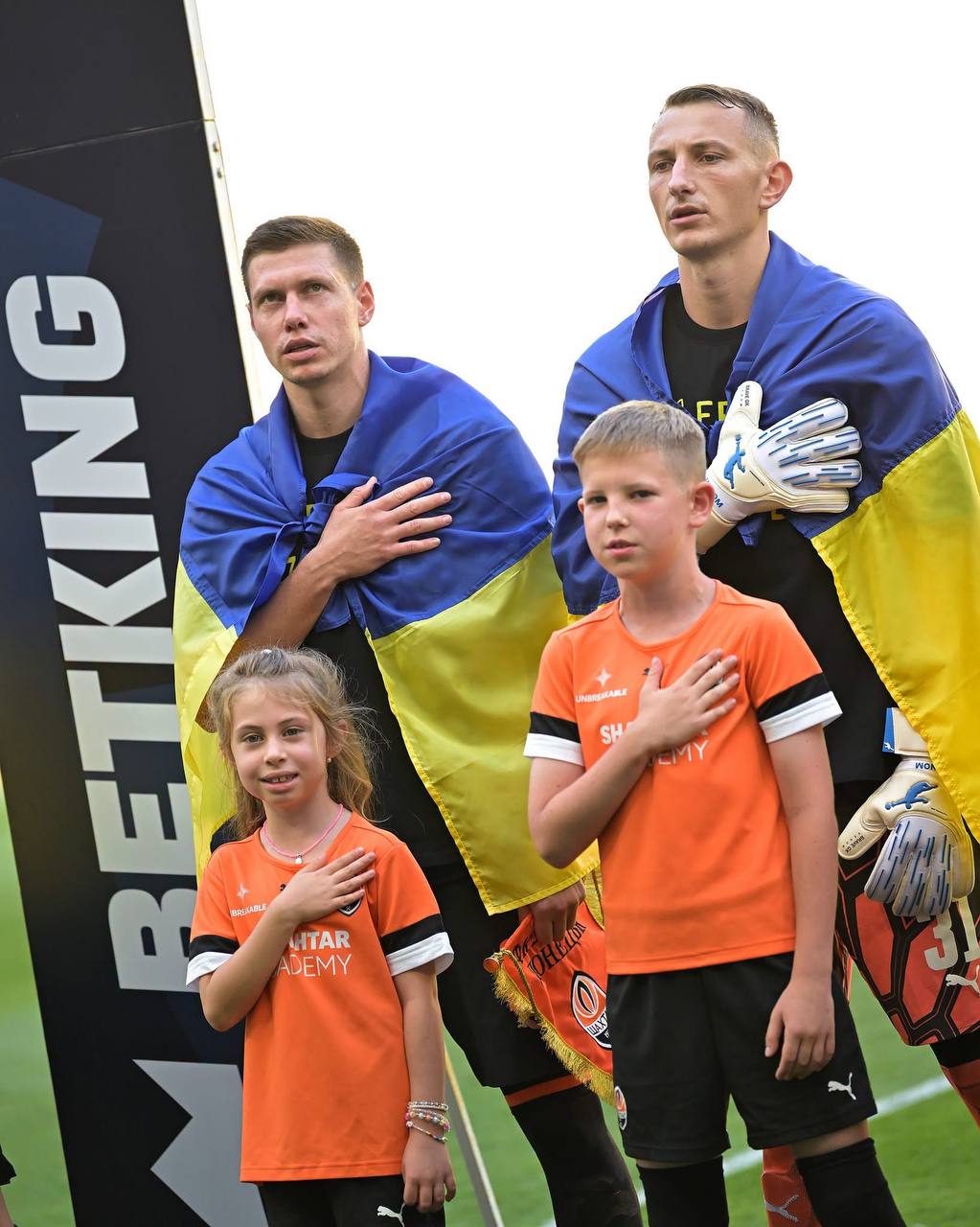 Дмитро Різник у воротарських рукавицях Brave GK Venom NWB - Офіційний інтернет-магазин Brave GK